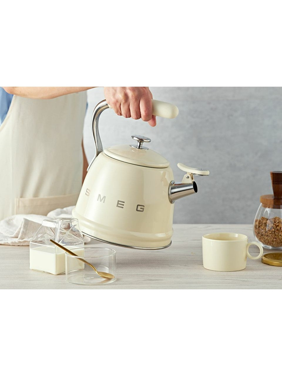 Smeg 50's Style Set Üstü Düdüklü Kettle Su Isıtıcı 2,3 Lt - Yan Görünüm